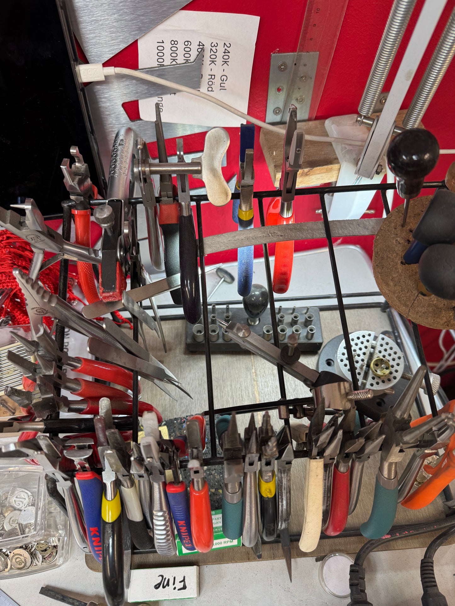 Säljer smyckesverktyg och utrustning pga. flytt